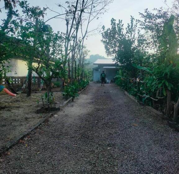 Pensió Baan Namthip Homestay Trang บ้านน้าทิพย์ โฮมสเตย์ตรัง