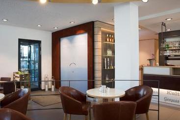 هتل Logis First Class Business Suites