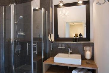 هتل Logis First Class Business Suites
