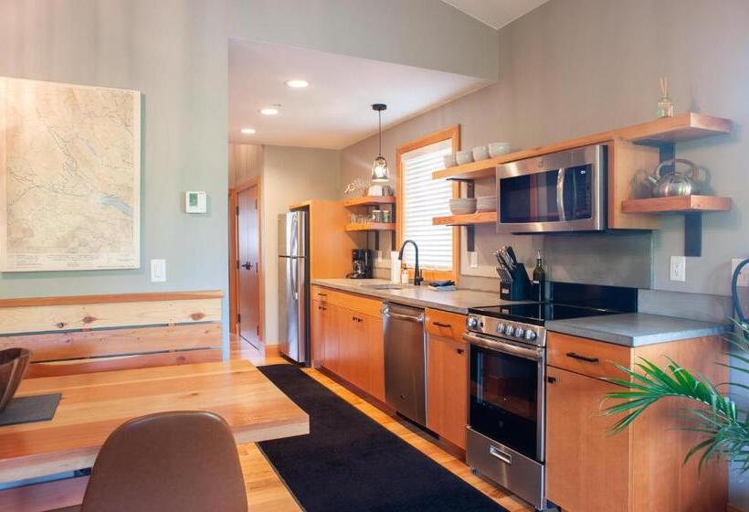 The Suites On Main