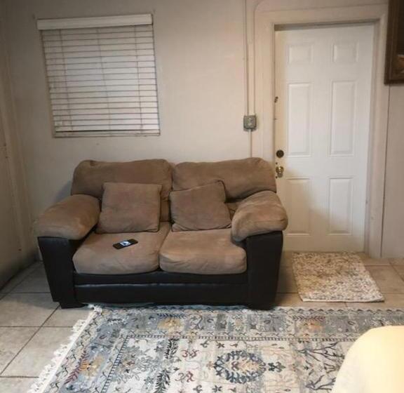 پانسیون Roomy Comfortable Suite