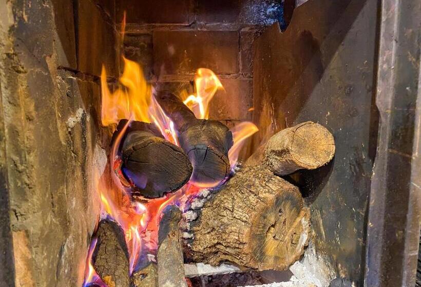 בית מלון כפרי Hostal Ainoa