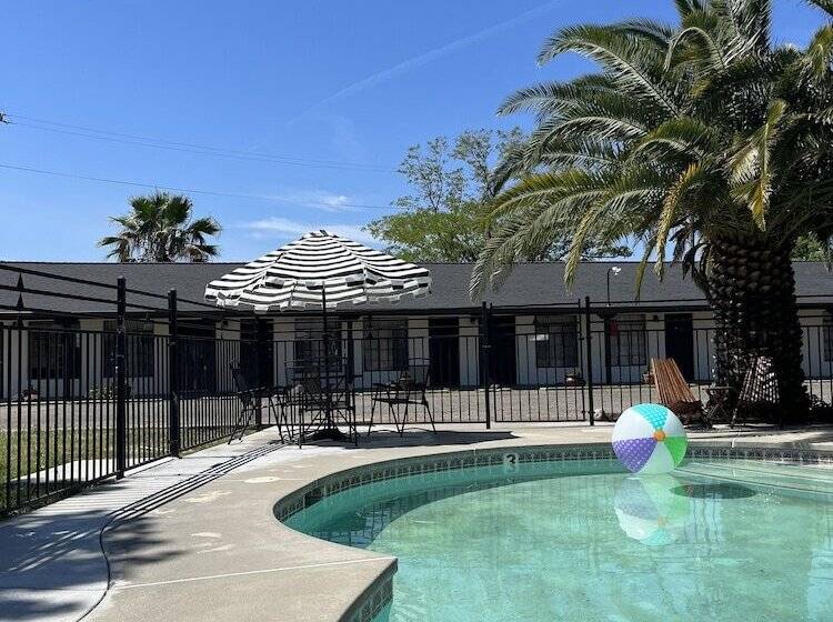 Triangle Motel
