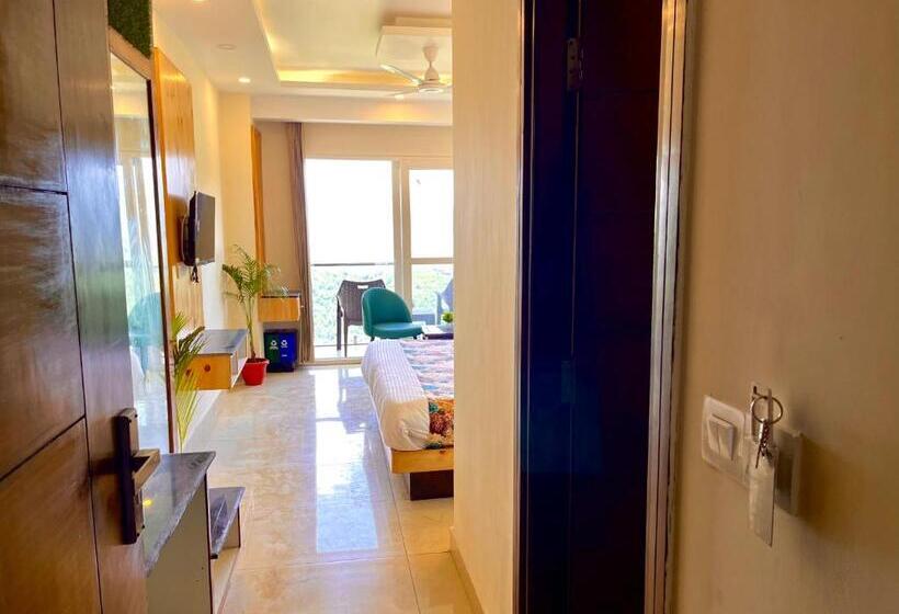 Отель Pinerock & Cafe, Mussoorie   Mountain View Luxury Rooms With Open Rooftop Cafe