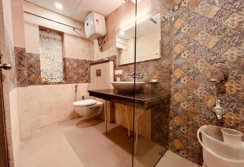 Отель Pinerock & Cafe, Mussoorie   Mountain View Luxury Rooms With Open Rooftop Cafe