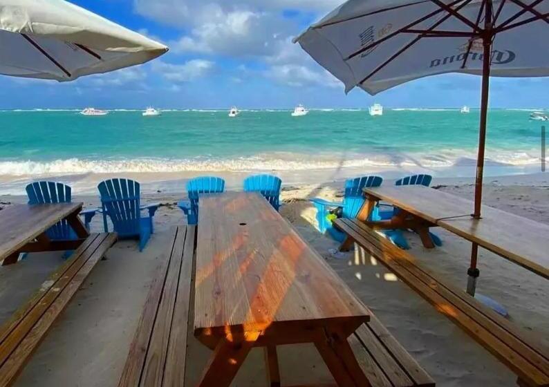 هتل Vacation Studios With Rooftop Pool, Beach Club, Restaurants   Playa Los Corales