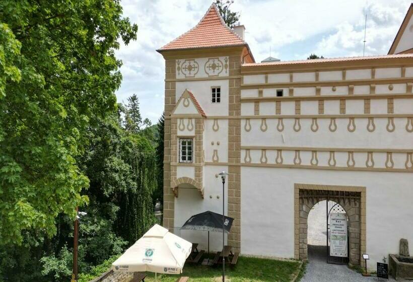 Zámek Castle Račice   Předzámčí Forecastle