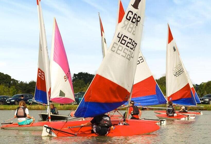 אתר נופש Bosworth Lakeside Lodges