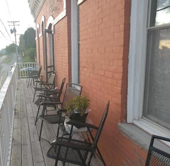 호스텔 The Burlington Hotel & Bar   Alma Wi