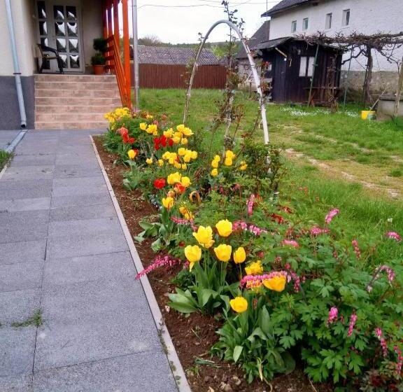 펜션 Kökörcsin Vendégház