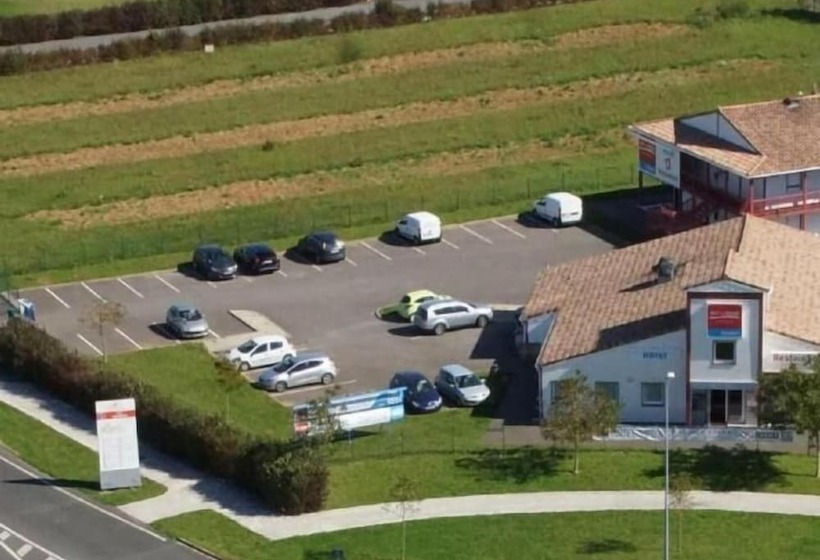 בית מלון כפרי So'Lodge Niort A83