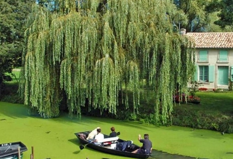 בית מלון כפרי So'Lodge Niort A83