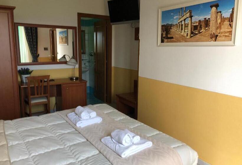 هتل Villa Julia