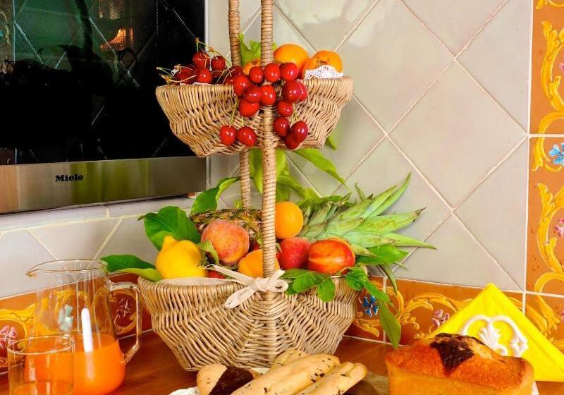 هتل Villa Mary Suites