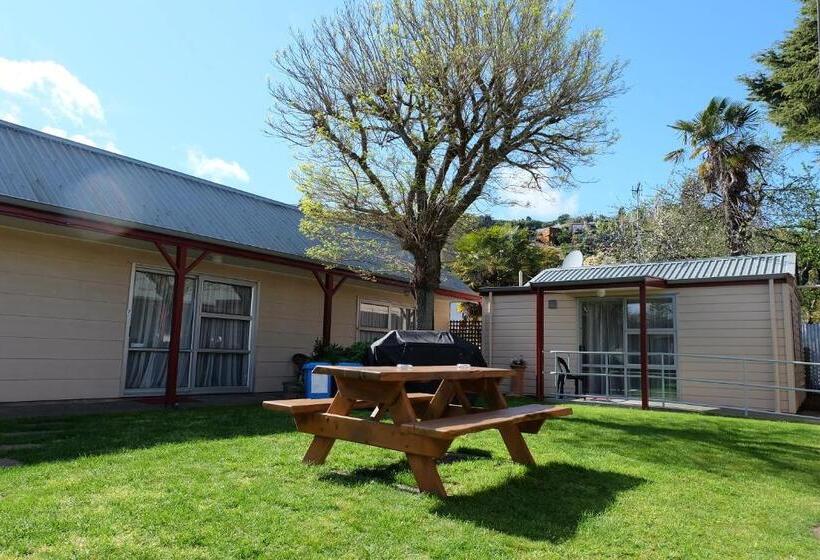 Castles Motel And Driftwood Motel