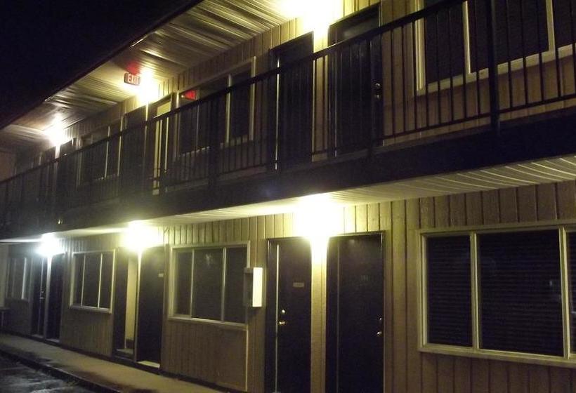 בית מלון כפרי Squamish Budget Inn