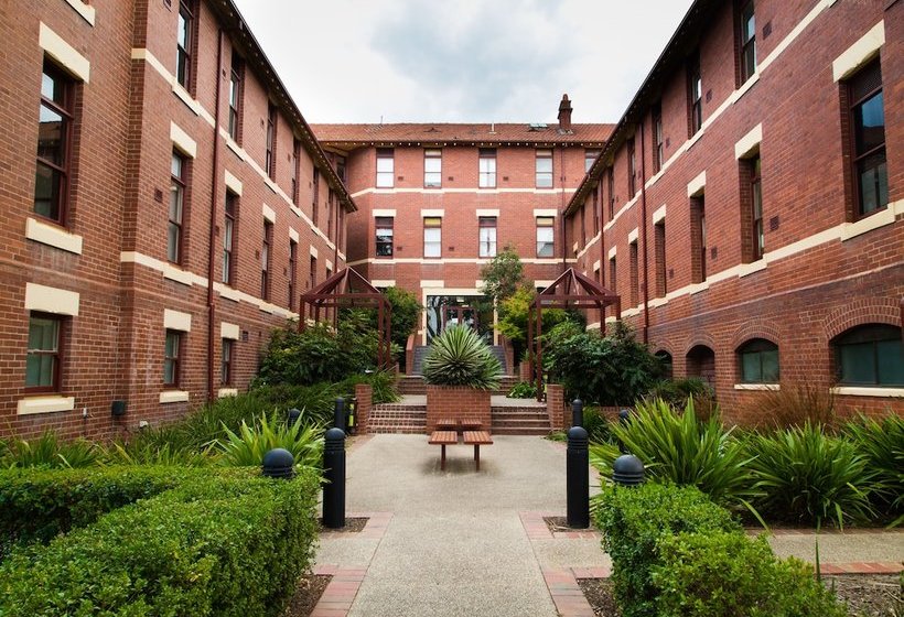 Отель Yarra House Campus Summer Stays