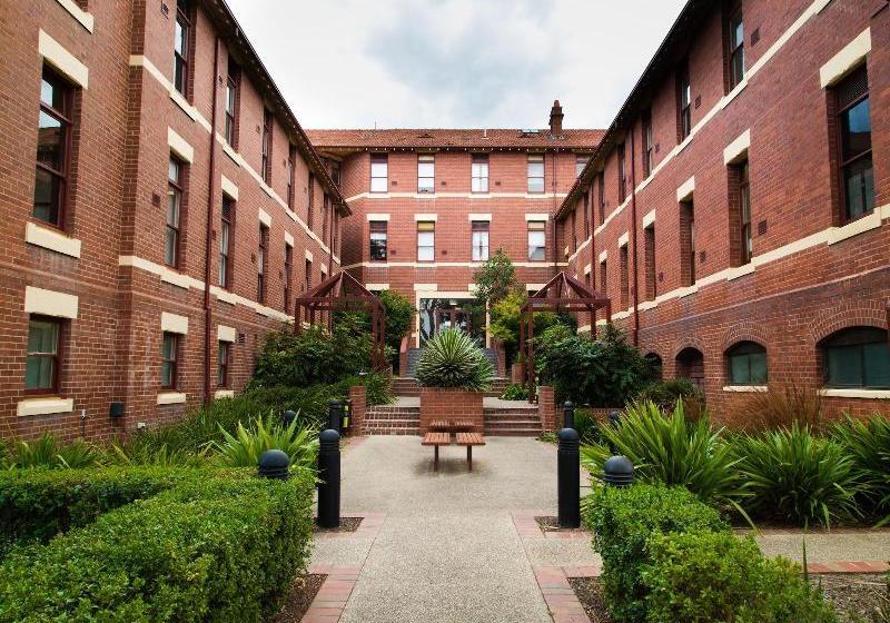 Отель Yarra House Campus Summer Stays