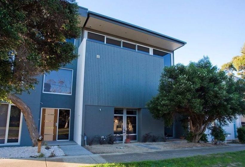 Отель Whitewater Apartments