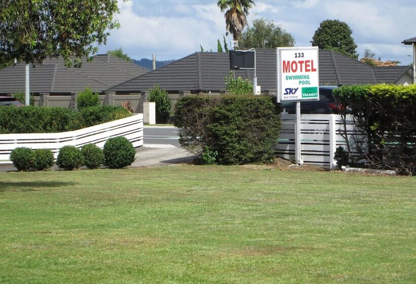 Colonial Motel