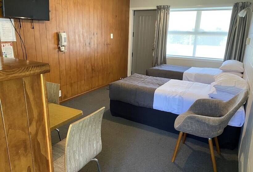 Colonial Motel