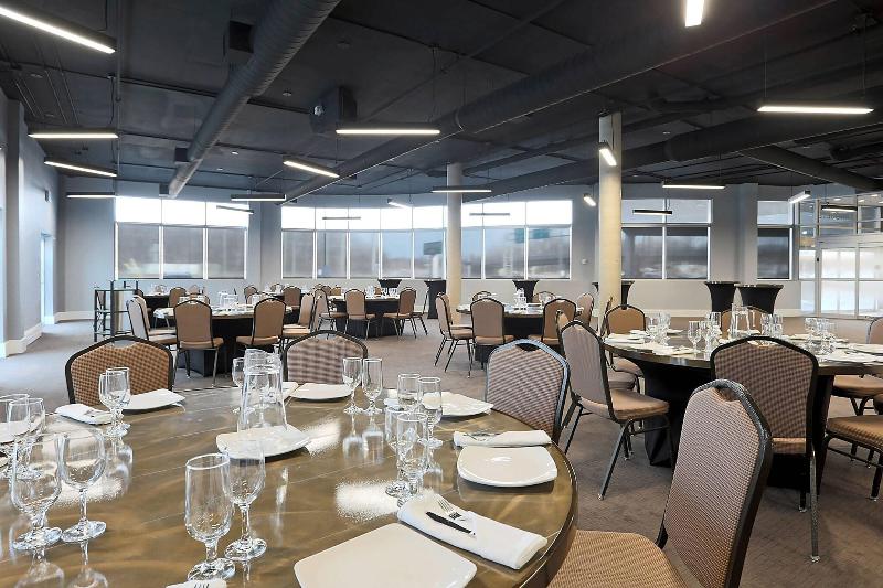 فندق Courtyard By Marriott Montreal West Island/baie D’urfe