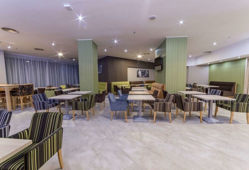 هتل Hampton By Hilton Iasi