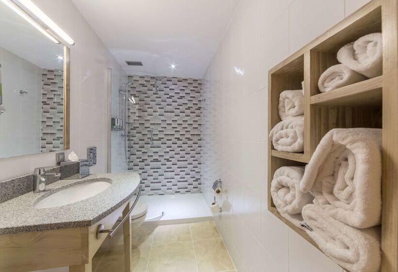 هتل Hampton By Hilton Iasi