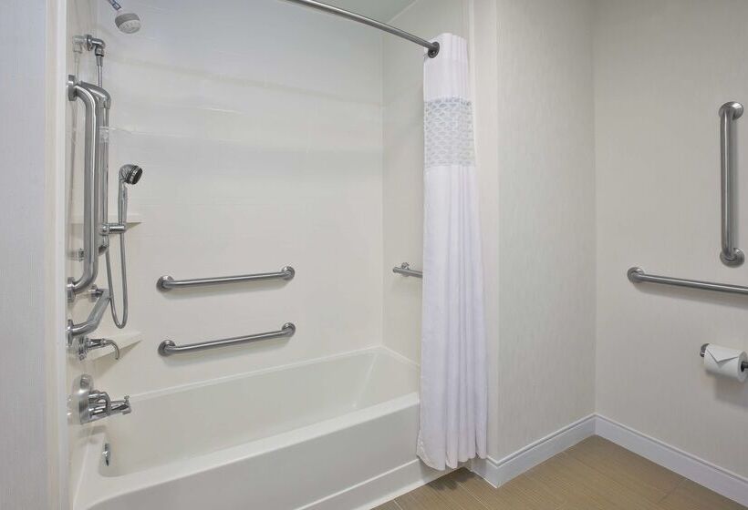 هتل Hampton Inn & Suites Alliance