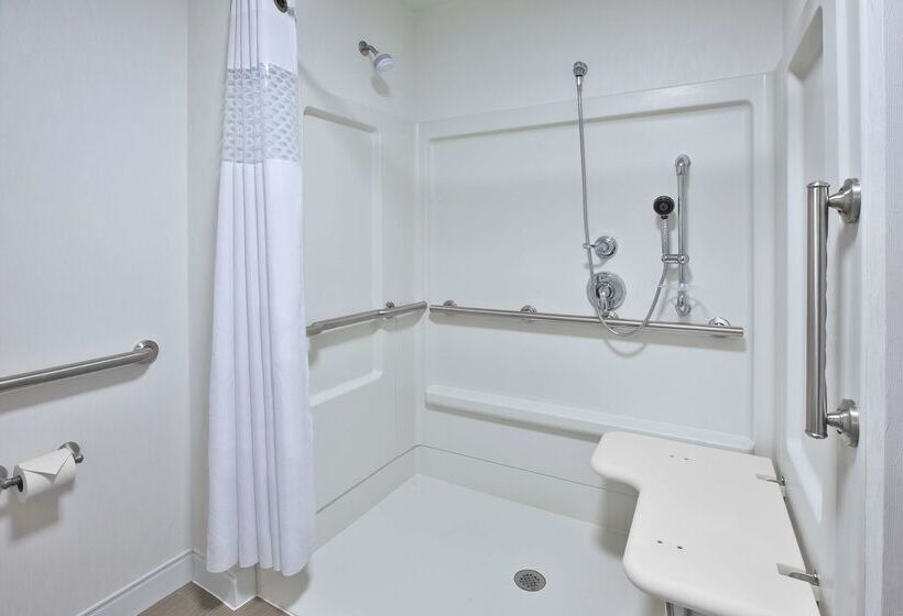 هتل Hampton Inn & Suites Alliance