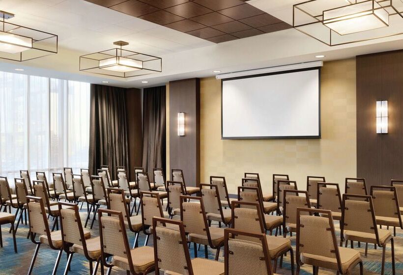 هتل Hilton Garden Inn Calgary Downtown