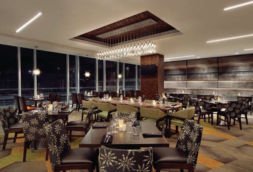 هتل Hilton Garden Inn Calgary Downtown