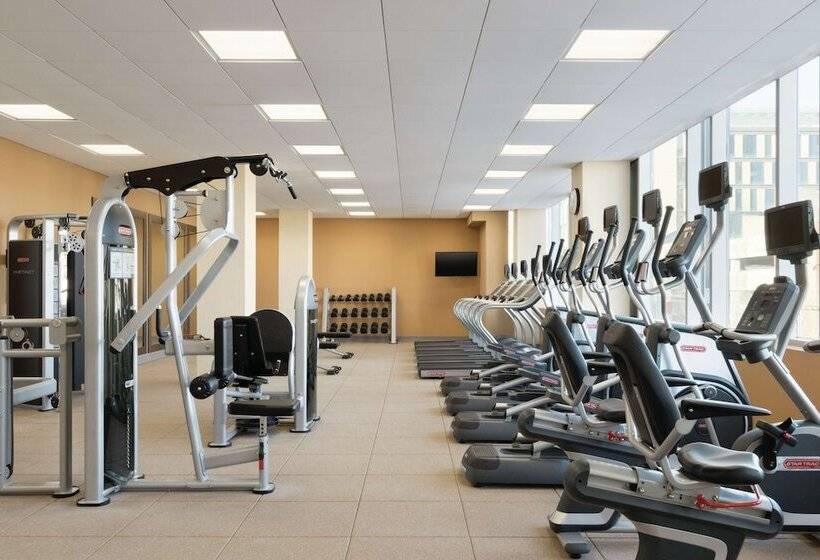 هتل Hilton Garden Inn Calgary Downtown