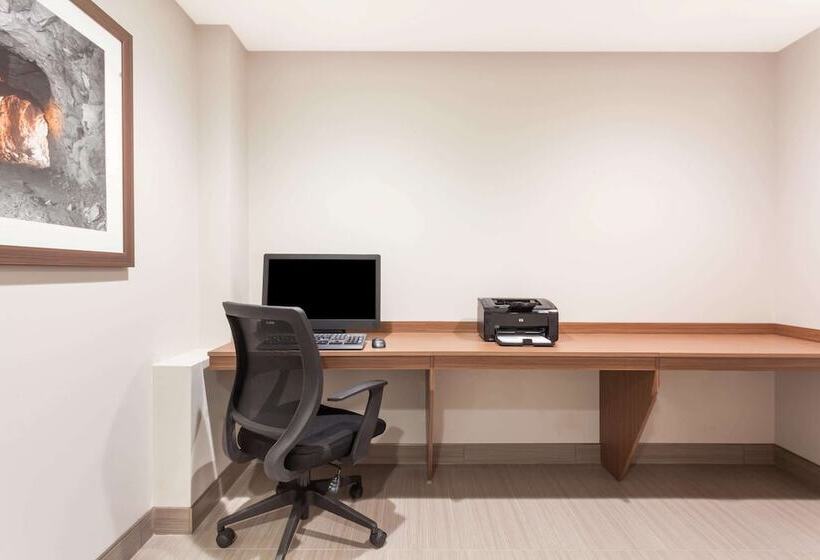 Microtel Inn & Suites By Wyndham Kirkland Lake