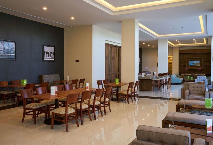 هتل Hampton Inn By Hilton Irapuato
