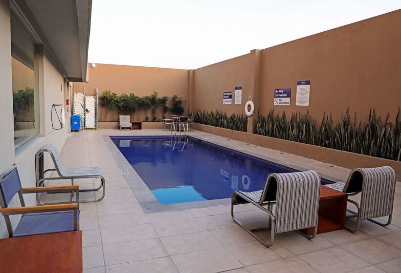 هتل Hampton Inn By Hilton Irapuato