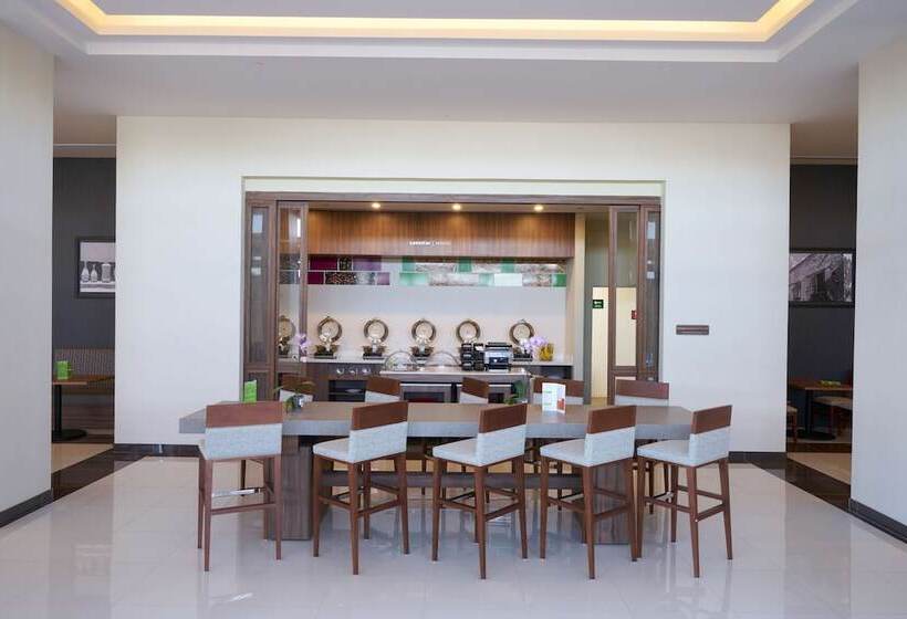 هتل Hampton Inn By Hilton Irapuato