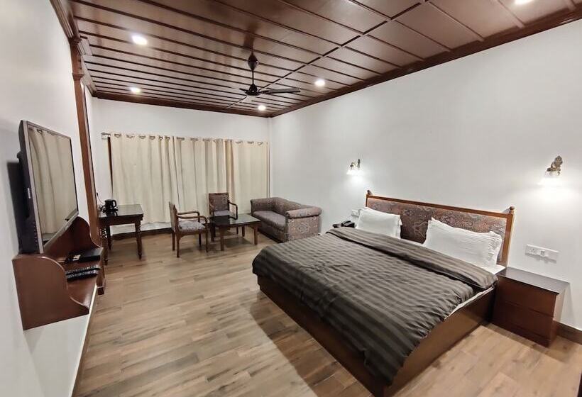 בית מלון כפרי Himalayan Club