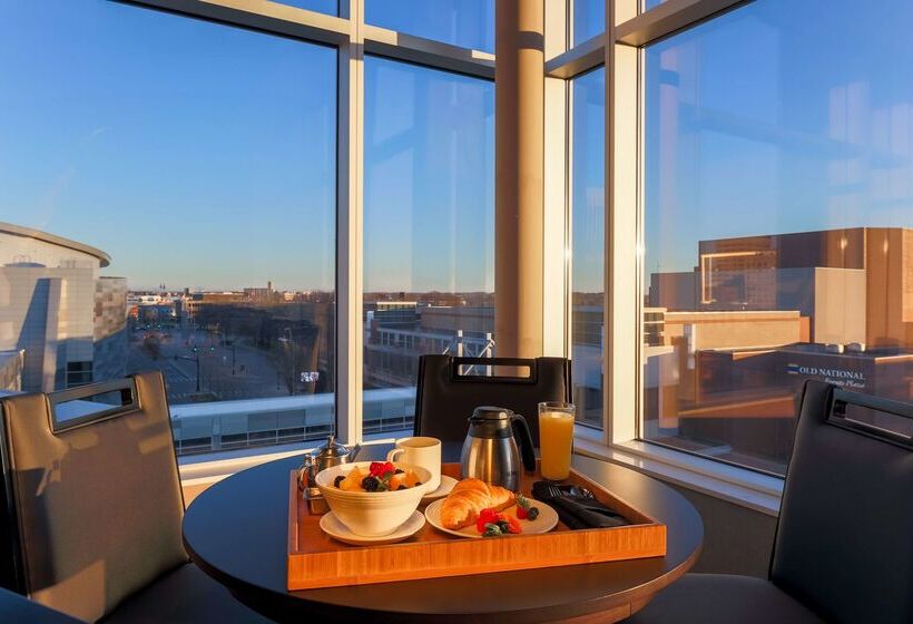 هتل Doubletree By Hilton Evansville