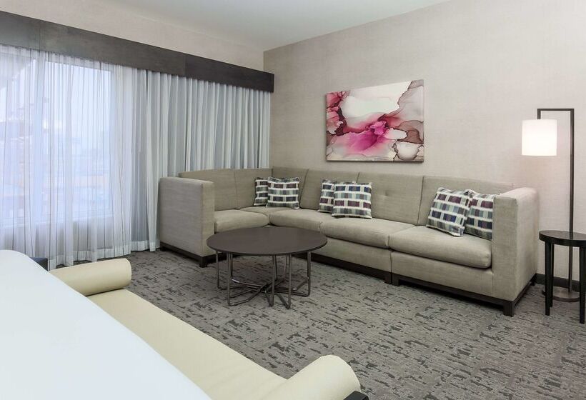 هتل Doubletree By Hilton Evansville