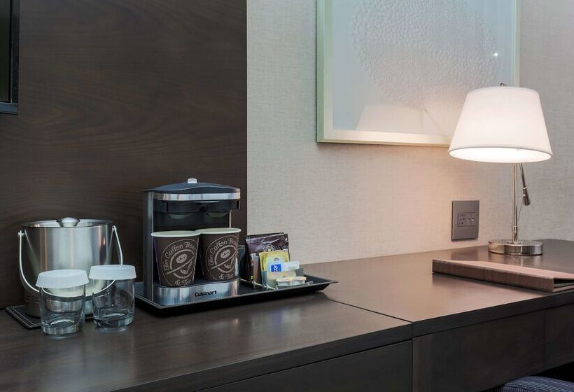 هتل Doubletree By Hilton Evansville