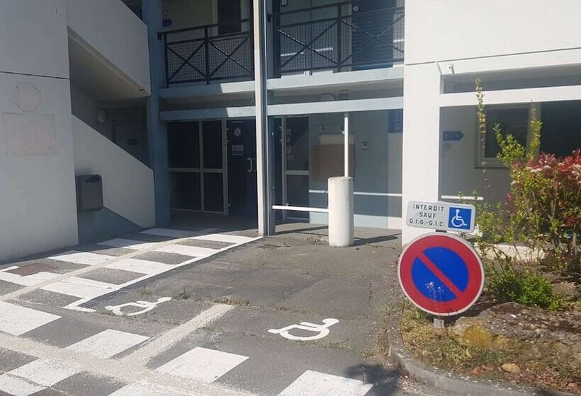 בית מלון כפרי Kyriad Direct Poitiers  Gare Du Futuroscope