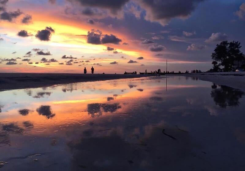 فندق Casey Key Resorts  Beachfront