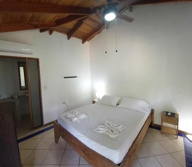 هتل Indra Inn