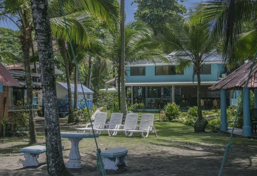 هتل Pelican Beachfront