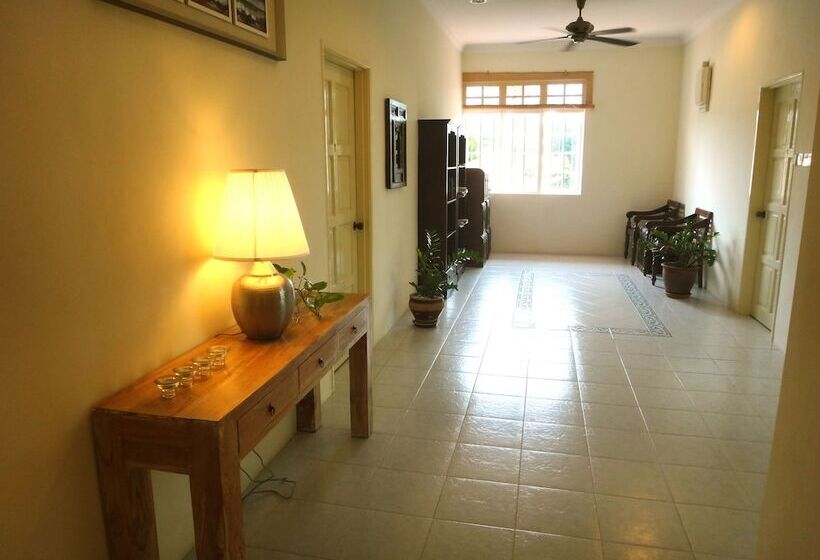 پانسیون Rumah Putih Near Klia & Xiamen University
