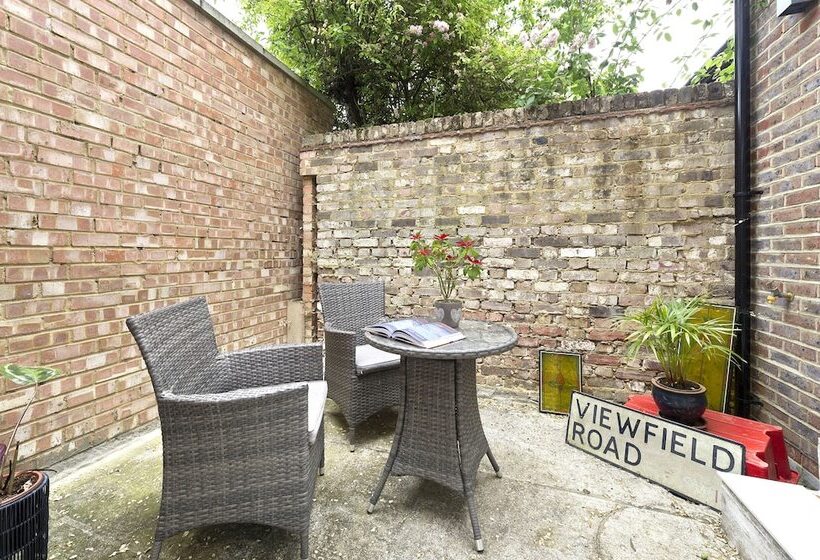 Хостел Charming Home With Patio Close To Wimbledon Park By Underthedoormat