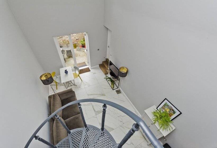 Хостел Charming Home With Patio Close To Wimbledon Park By Underthedoormat