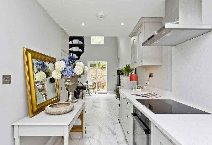 Хостел Charming Home With Patio Close To Wimbledon Park By Underthedoormat