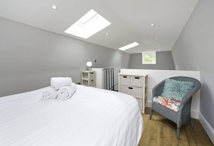 Хостел Charming Home With Patio Close To Wimbledon Park By Underthedoormat